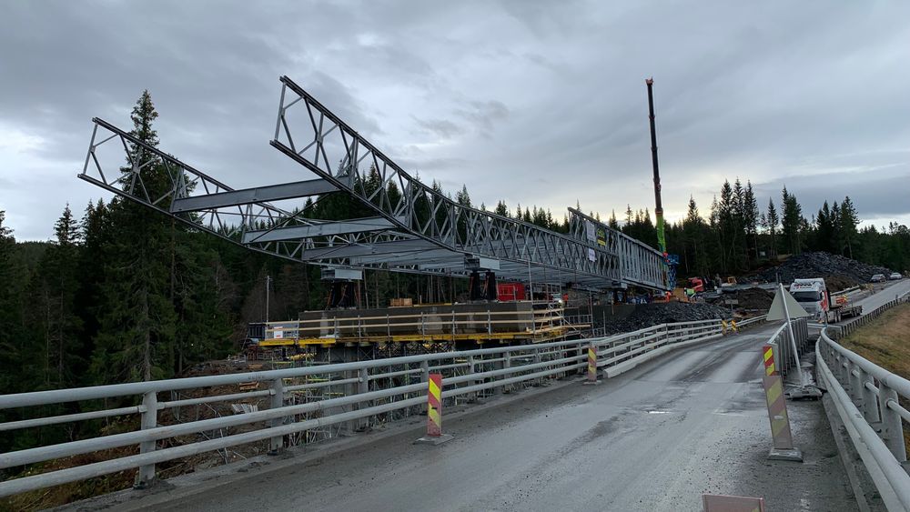 Bygging av ny midlertidig bru ved siden av Stavåbrua.