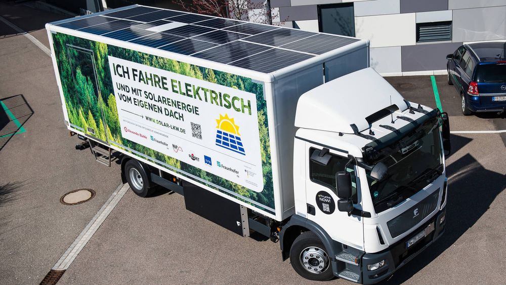 Denne lastebilen fra Framo er originalt utstyrt med elmotor og batteri, mens solcellene på taket er et rent forskningsprosjekt. Bilen skal kjøre i vanlig drift i ett år og samle data.