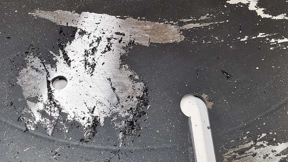 Den svarte fargen er ikke resultat av anløping og herdende oljebad, men rett og slett en omgang med en sprayboks.