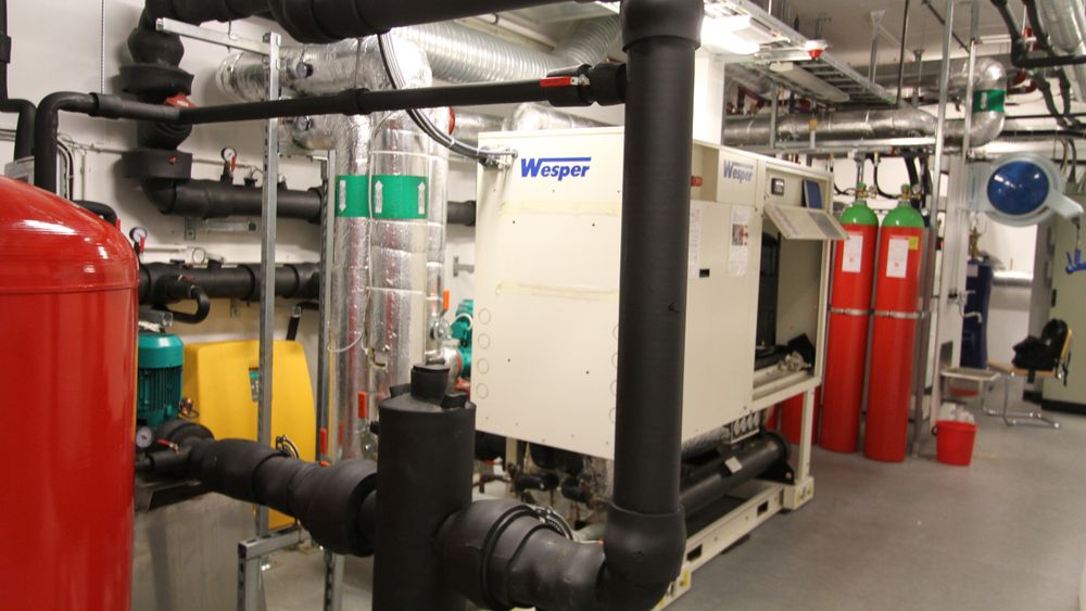 På Rommen skole var det tidligere flere energislukende feilkilder. Varmepumpen var for liten, og det var styringsfeil på anlegget. Elkjelen gikk for ofte.
