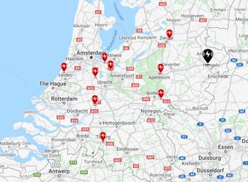 Ti Supercharger-stasjoner er åpnet i Nederland.