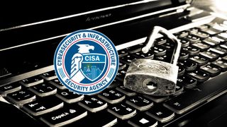 Åpen hengelås på et tastatur, ved siden av logoen til Cybersecurity and Infrastructure Security Agency (CISA).