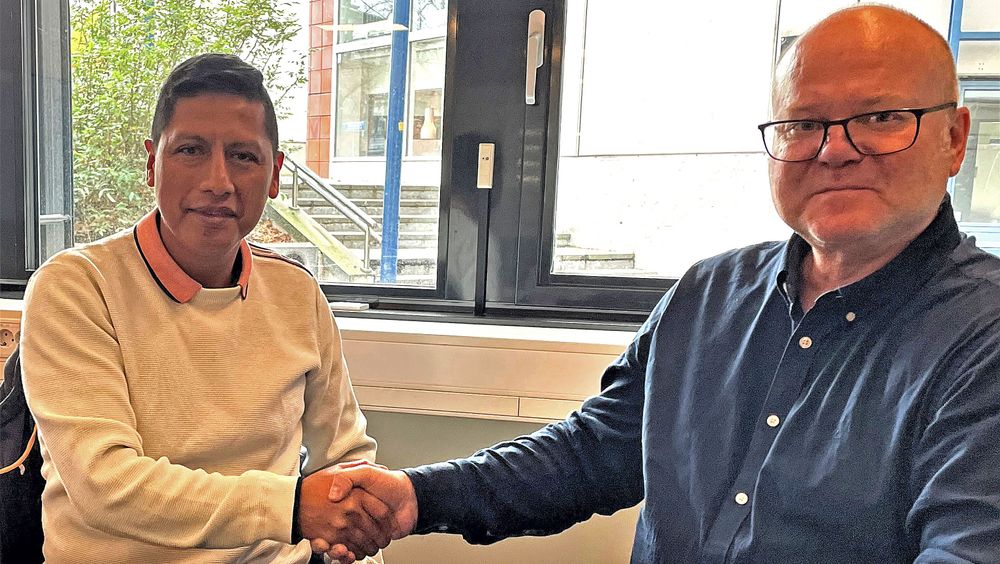 Vikens byggeleder Milton Reimundo (til venstre) i forbindelse med inngåelse av kontrakt med entreprenøren Park og Anlegg AS, her representert ved daglig leder Øyvind A. Bergersen