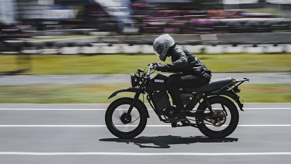 Den svenske motorsykkelen har to batterier og er skreddersydd for det afrikanske markedet. Men produksjonskostnadene må fortsatt ned.