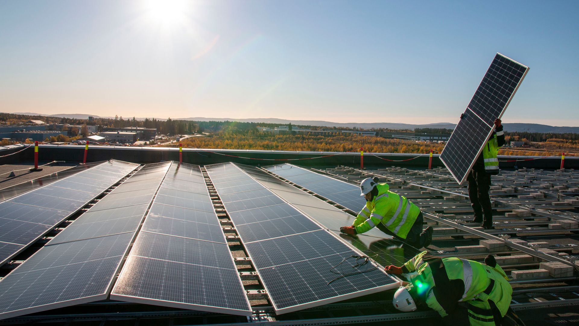 Solcelleinstallasjonen på taket av Coops hovedlager dekker 25.000 kvadratmeter, hvorav 17.000 kvadratmeter er rent solcelleareal. Foto: TUM Studio 