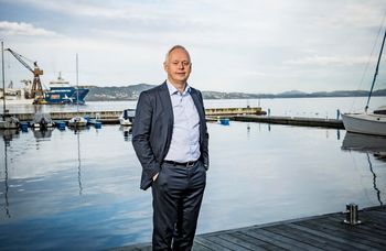 Arne Kjetil Møkster, konserndirektør i Frydenbø Bil, tror EV Services vil tilføre Frydenbø kompetanse de trenger i nær fremtid.