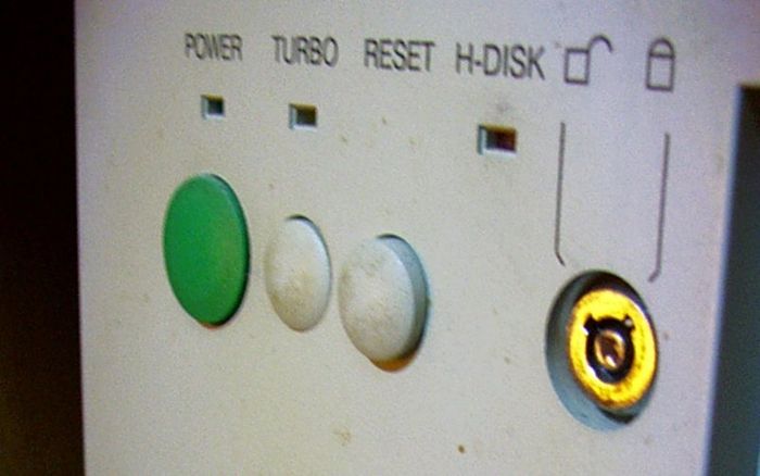 Kabinettknapper på en gammel PC, inkludert en Turbo-knapp.
