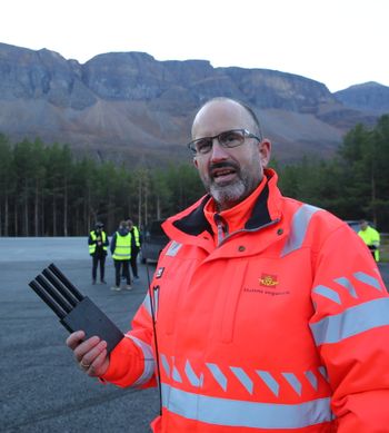 Tomas Levin, sjefingeniør i Statens vegvesen, viser fram en ulovlig jammer, som er beslaglagt i tollen.