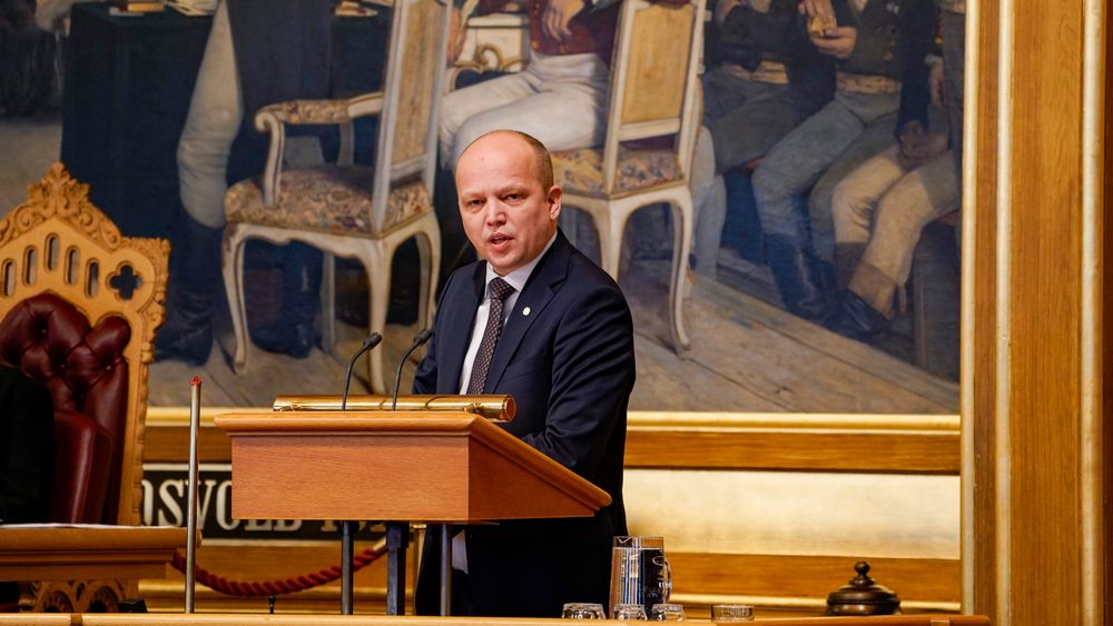 Finansminister Trygve Slagsvold Vedum legger fram sine endringsforslag til statsbudsjettet.