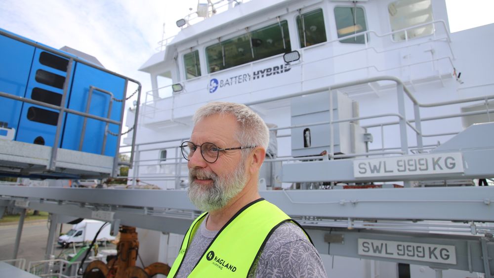 Kaptein Nils Kristiansen på dekk der den elektriske selvlosseren er montert på Hagland Captain etter ombygging til hybrid drift. Erfaring fra sjøen er viktig for rederier og hele industrien rundt verft og utstyr.