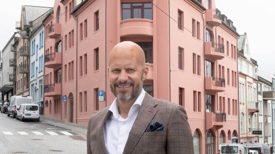 Administrerende direktør Christian Pritchard i Nortel utenfor selskapets lokaler i sentrum av Ålesund. Selskapet presenterer tall som viser at de vokste mer enn konkurrentene til sammen i første halvår. 