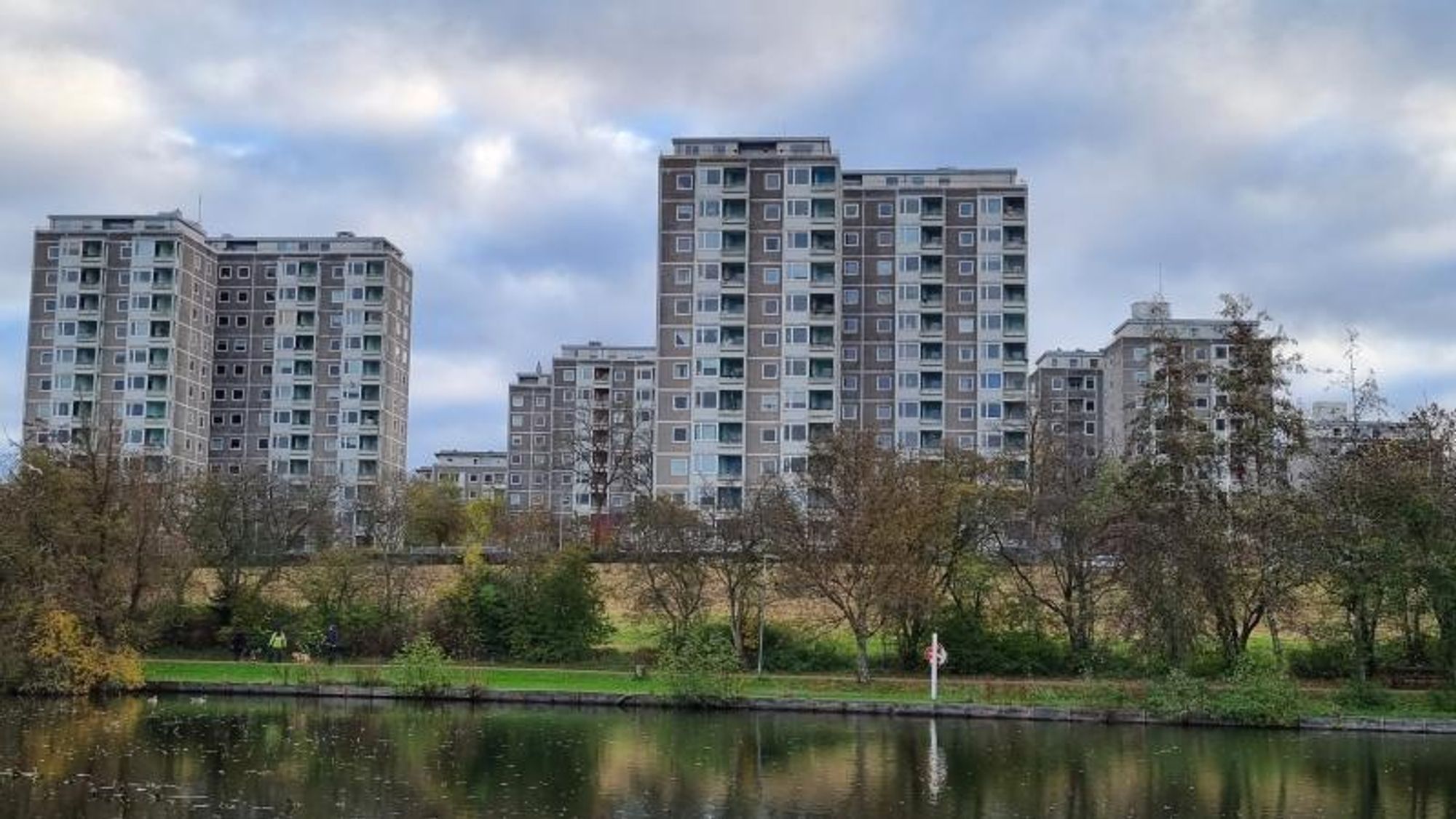 Det er funnet feil i de opprinnelige statiske beregningene for fem av de 28 Bellahøjhusene i København. Nå må betongtårnene forsterkes.