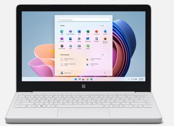 Den første versjonen av Microsoft Surface Laptop SE, lansert i november 2021.