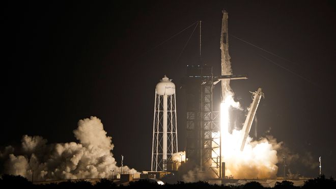 SpaceX-raketten under oppskytning fra Kennedy Space Center i Cape Canaveral i Florida.