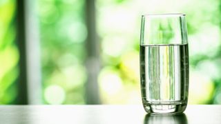For å hindre utbrudd av sykdom med utspring i drikkevannet, må vi iverksette tiltak for å kunne opprettholde vannkvaliteten også med mer krevende klimakonsekvenser, skriver artikkelforfatteren.