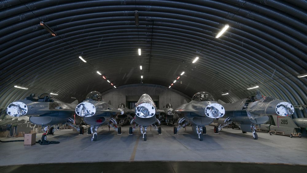F-16-fly i Bodø, klare til å sendes til Kjeller for klargjøring før salg.