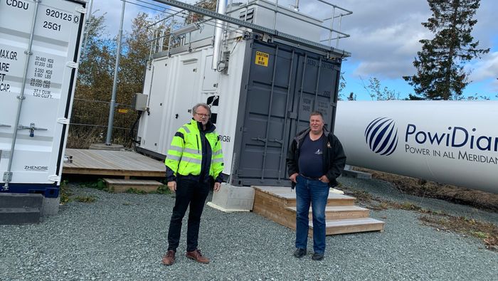 Gårdbruker Lars Hoem på Byneset utenfor Trondheim sammen med Bernhard Kvaal, prosjektleder og utviklingsdirektør i Trønder-Energi AS. De forteller om et godt samarbeid gjennom tre år.