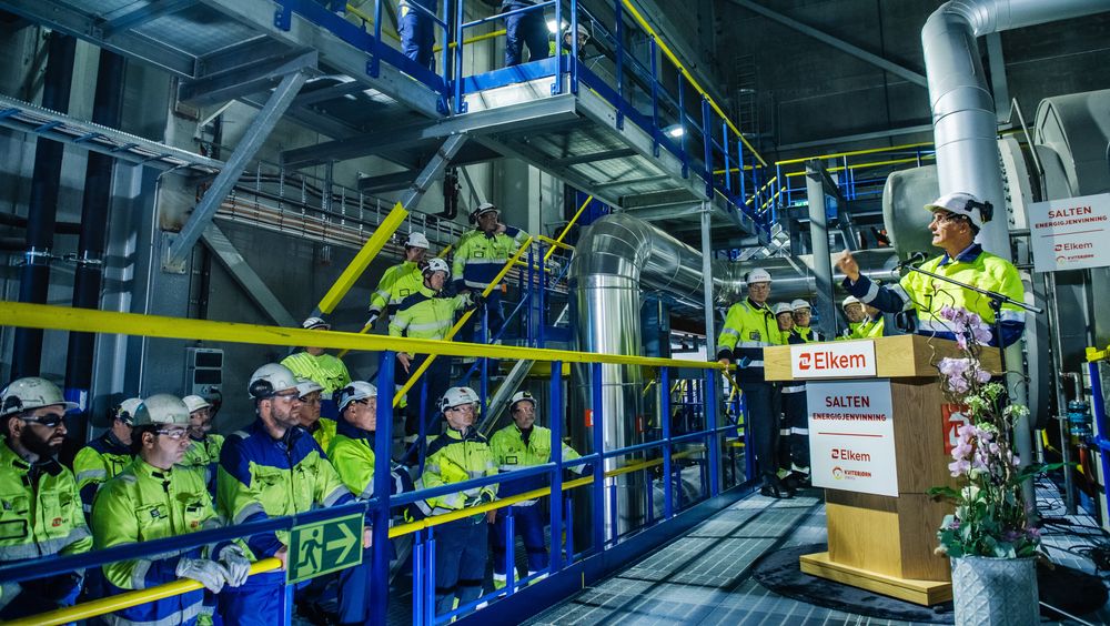 Statsminister Jonas Gahr Støre sto for den offisielle åpningen av energigjenvinningsanlegget på Elkem Salten. Det benytter spillvarme til å produsere 270 GWh i året.