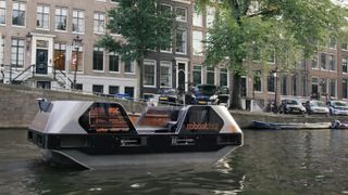 Den selvkjørende, batterielektriske taxibåten Roboat ble sjøsatt på Amsterdams kanaler i høst.