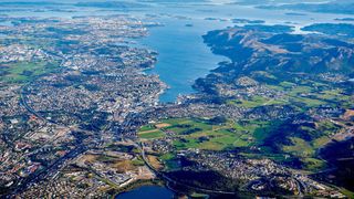 Luftfoto av Sandnes tatt fra land utover fjorden