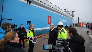 Statsministeren i festhumør da verdens første elektriske og autonome  containerskip kom til Oslo