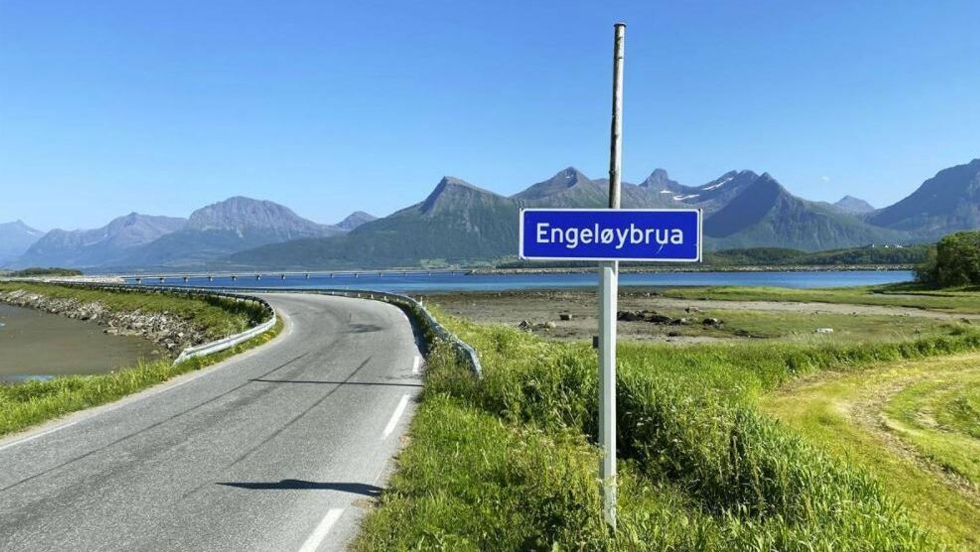 Engeløybrua med fyllinger svinger seg i en lang slynge over sjøen. 