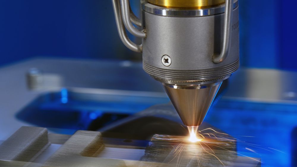 Her bygges det lagvis i tynnere sjikt enn man kan tenke seg. Det tynneste sjiktet som er produsert med denne maskinen, er ikke mer enn 25µm tykt.