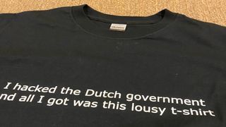 En sort t-skjorte med teksten I hacked the Dutch goverment and all I got was this lousy t-shirt