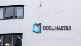 Documaster logo på bygningsvegg