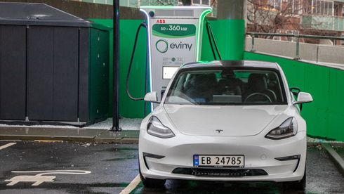 Evinys nye lader kan levere inntil 360 kilowatt. Den er bygget av ABB.