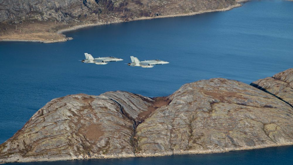 To kanadiske CF-188 Hornet flyr over Bodø i forbindelse med Trident Juncture i 2018.