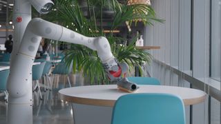 Robot fra Everyday Robots tørker av et bord.