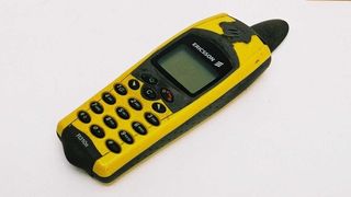 En gul Ericsson telefon
