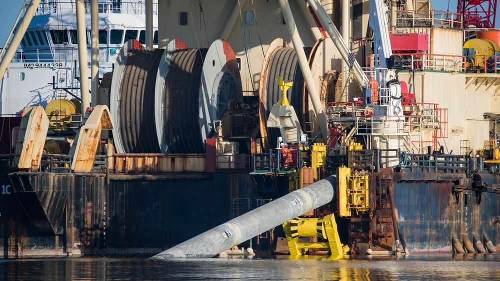 Rør i Nord Stream 2 sveises sammen om bord på Castoro 10 ved ilandføringsstedet i Lubmin i Tyskland. Rørledningen er ferdig, men har ikke fått endelig godkjenning til å tas i bruk.