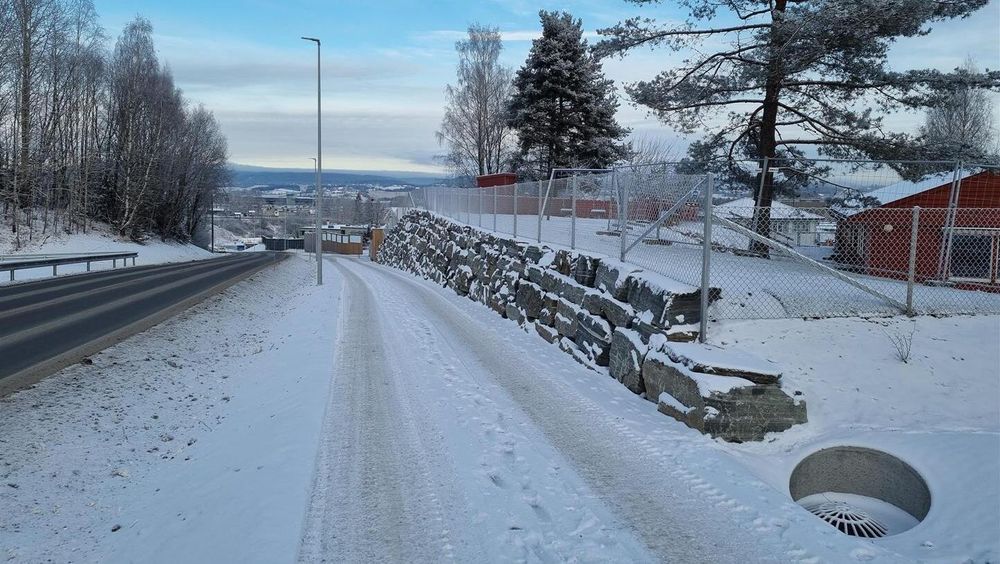 Deler av den nye gang- og sykkelveistrekningen - med ny støttemur og støyskjerming.