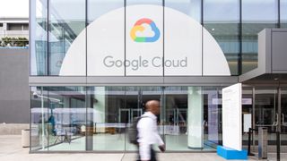 Mann går forbi bygning med stor Google Cloud-logo i bakgrunnen. Bildet er fra Google Cloud Next-konferansen i 2019.