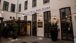 Ved inngangen til Comfort Hotel i Oslos paradegata var det fredag ettermiddag ingen tegn til kaoset som preger Nordic Choice-kjedens datasystemer.