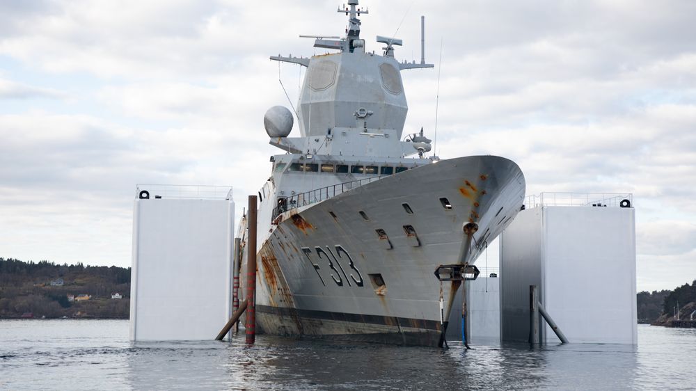 KNM Helge Ingstad på lekter etter havariet.