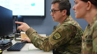 Amerikanske cyberoperatører øver på forsvar mot cyberangrep under den multinasjonale øvelsen Cyber Flag 21-1 i november 2021.