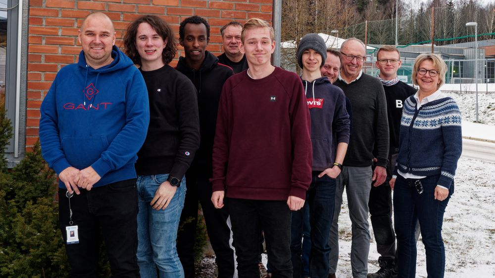 Fra venstre, Rune Johansen,lærer elektro, Sander Rom Skofsrud, Amiin Mohamed Ahmed, begge på realfag, John Moe, lærer rørleggerfaget, Even Svenneby Meyer, elektro, Kristoffer Braadlie, data og elektronikk, Bård Tømmeraas Løken, lærer elektro, Ola Lie, lærer Realfag, Julian Langsrud Westlie og rektor Vigdis Gjerberg.