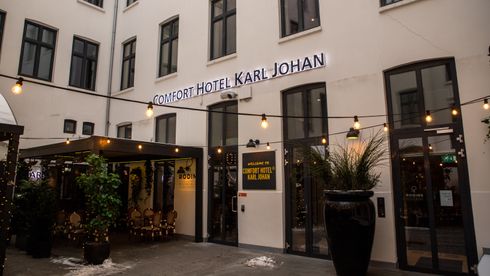 Ved inngangen til Comfort Hotel i Oslos paradegata var det fredag ettermiddag ingen tegn til kaoset som preger Nordic Choice-kjedens datasystemer.