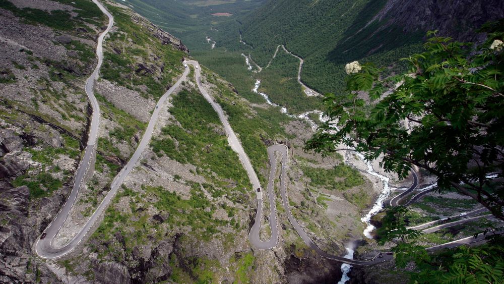 Trollstigen er en slags vellykket ekstremutgave av en norsk vei: Bratt, svingete, vakker og vinterstengt.