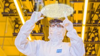 Kvinnelig ansatt ved brikkefabrikken til Bosch i Dresden, Tyskland, som studerer en virtuell silisiumskive med mikrobrikker.