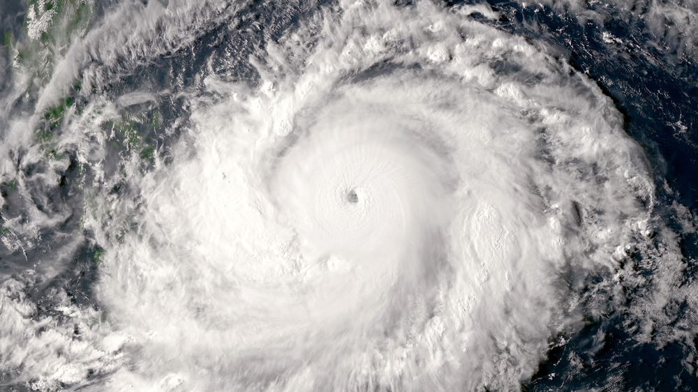Tyfonen Surigae var den første «supertyfonen» som ble dannet i Stillehavet i årets tyfonsesong. Dette er den største tyfonen som er registrert så tidlig på året.