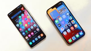 Iphone 13 Pro Max (til høyre) toppet Telias salgsliste for juni. Samsung S21 Ultra var sist på topp 10-listen i desember og har senere sunket lenger ned på listen, mens etterfølgeren Samsung Galaxy S22 Ultra nå ligger på tredjeplass.