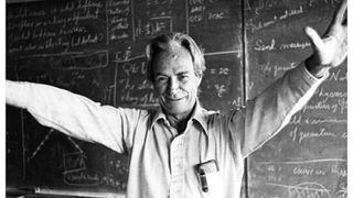 Richard Feynman foran en tavle.