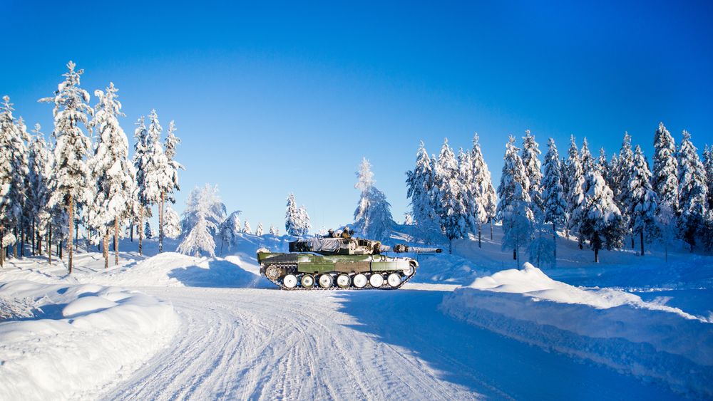 Leopard 2A4 kjører i øvingsfeltet på Rena. Disse stridsvognene kom til Hæren for 20 år siden, og i løpet av fire år skal etter planen de første erstatterne være på plass.