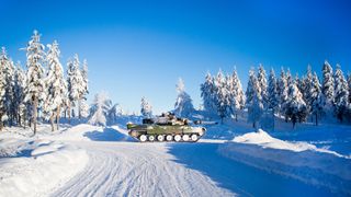 Fire stridsvogner på vei til Rena for vinterprøver: – Vi har to meget gode kandidater
