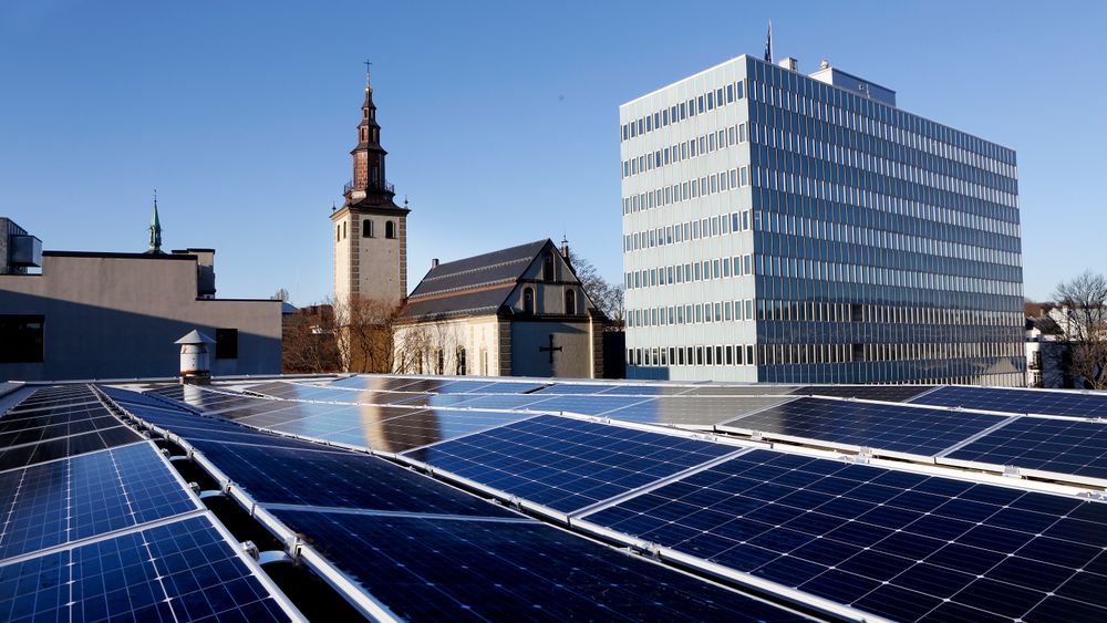 Solceller vil gi forutsigbarhet i energikostnadene, og vi har takareal nok. Det skriver Trine Kopstad Berentsen og Bård Stranheim.