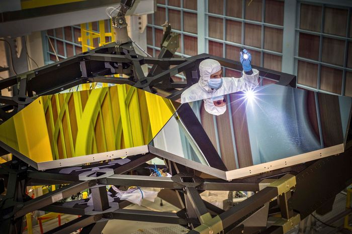 Romteleskopet James Webb i sammenpakket tilstand. Det skal plasseres på toppen av en Ariane 5-bærerakett og skytes fra Fransk Guiana 24. desember. Teleskopet er så stort at det er brettet sammen som japansk origami.